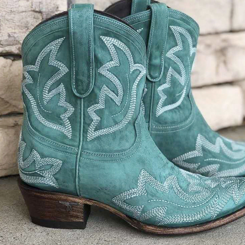 Botas camperas cortas bordadas con tacón ancho