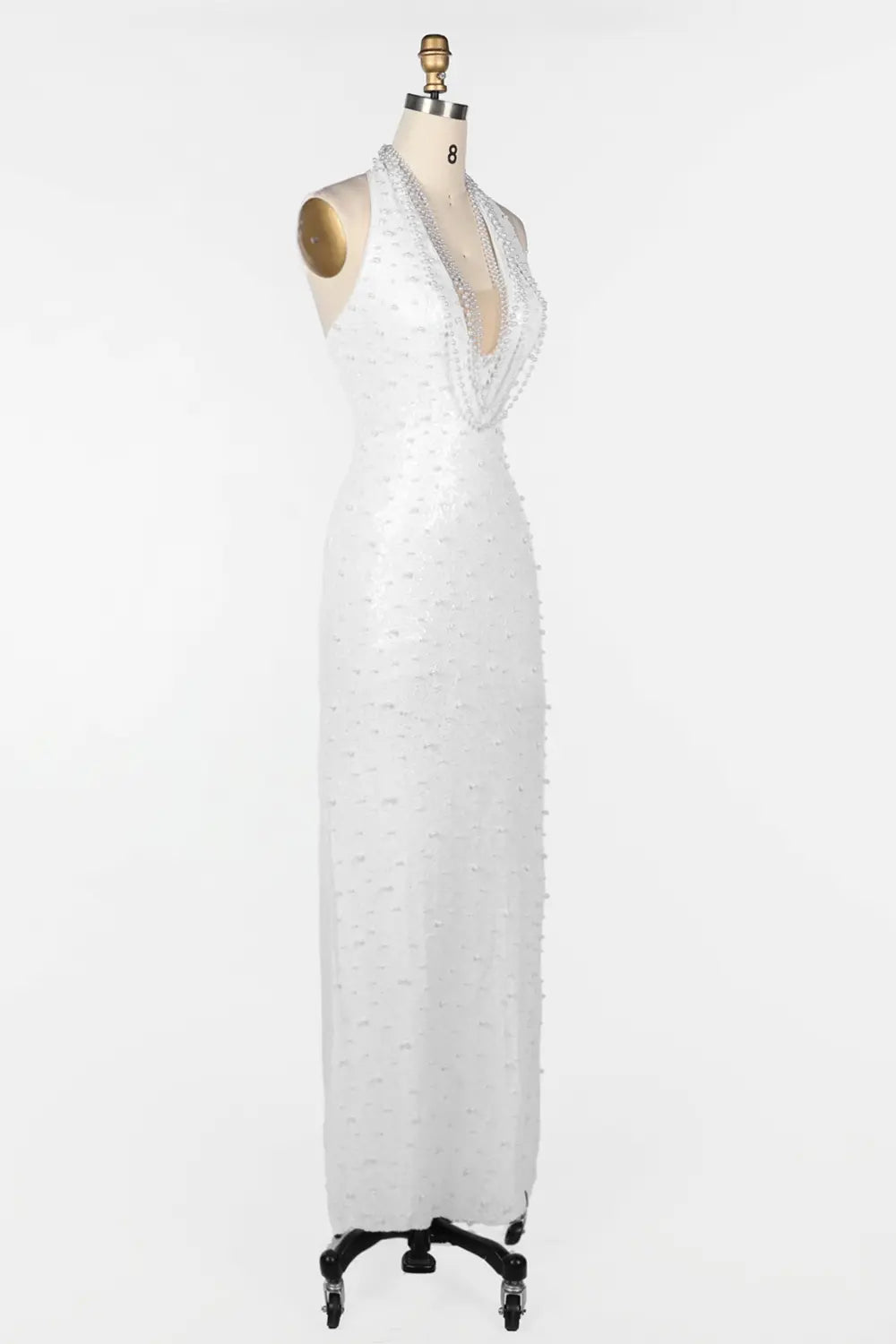 Vestido de noche blanco halter con perlas y espalda descubierta