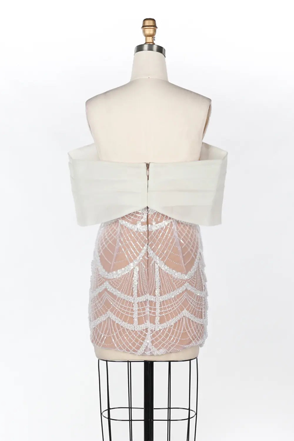 Vestido corto blanco nude con hombros descubiertos y perlas