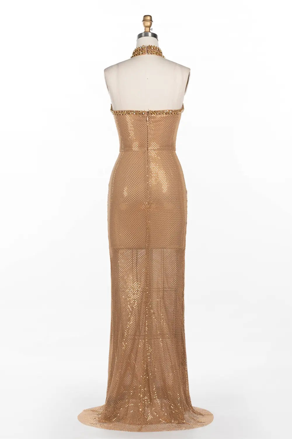 Vestido de noche nude con cuello halter, malla y cristales
