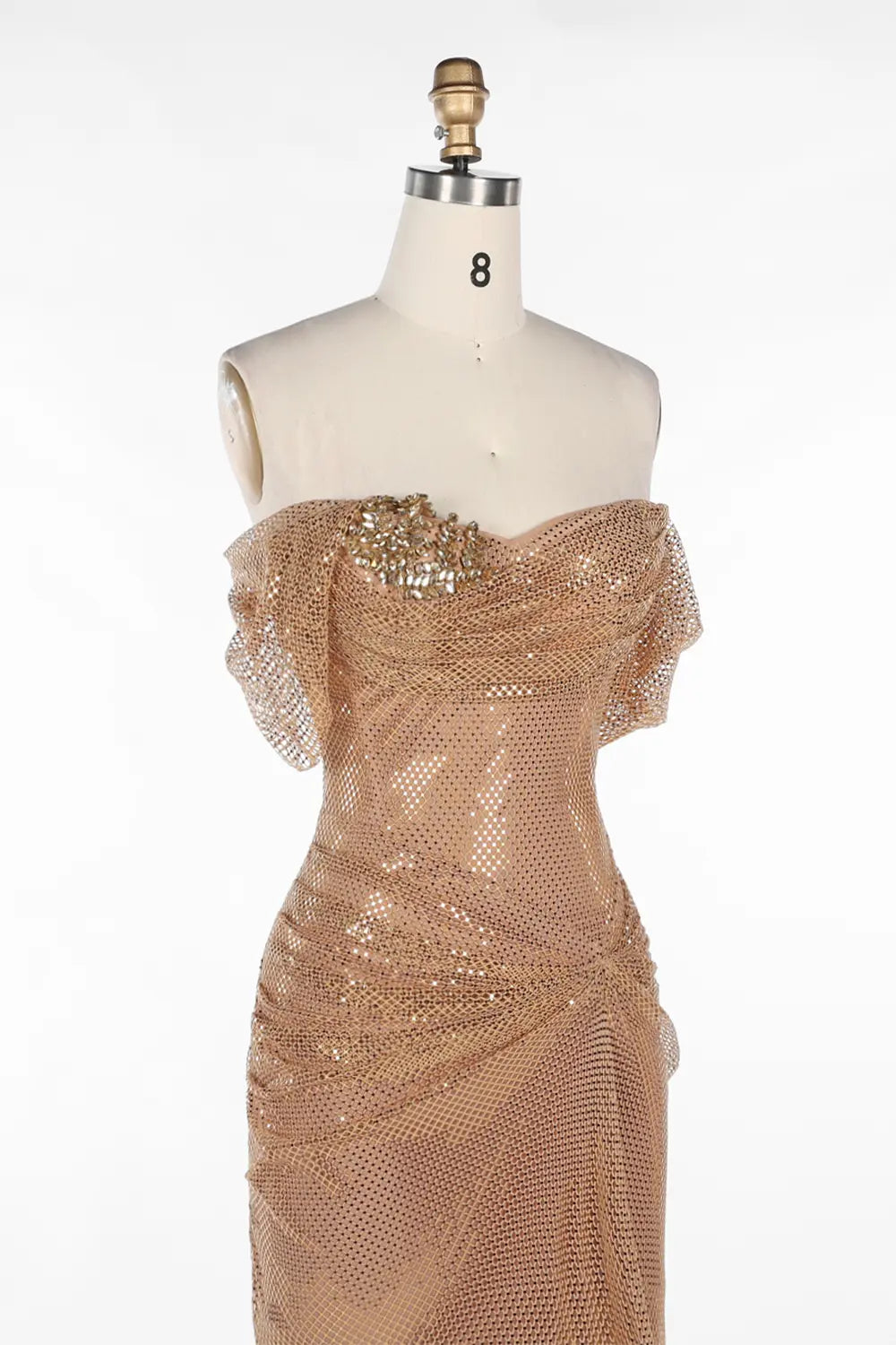 Vestido largo champán con hombros descubiertos y malla