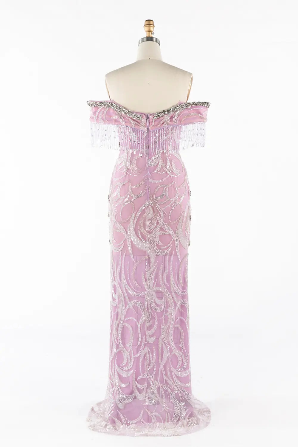 Vestido de noche lila con hombros descubiertos y flecos con abalorios