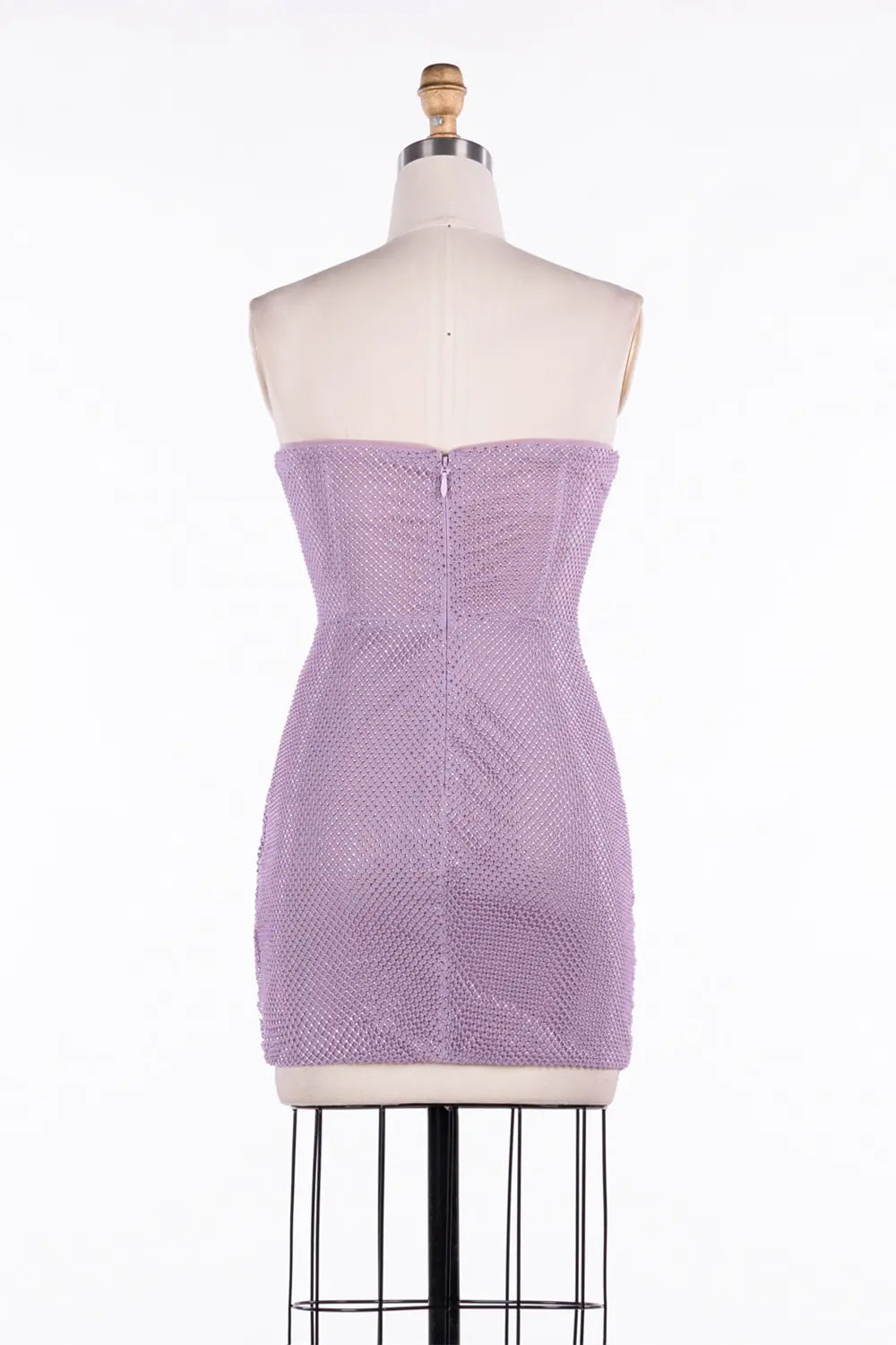 Vestido corto lila de fiesta palabra de honor con malla de cristales fruncida