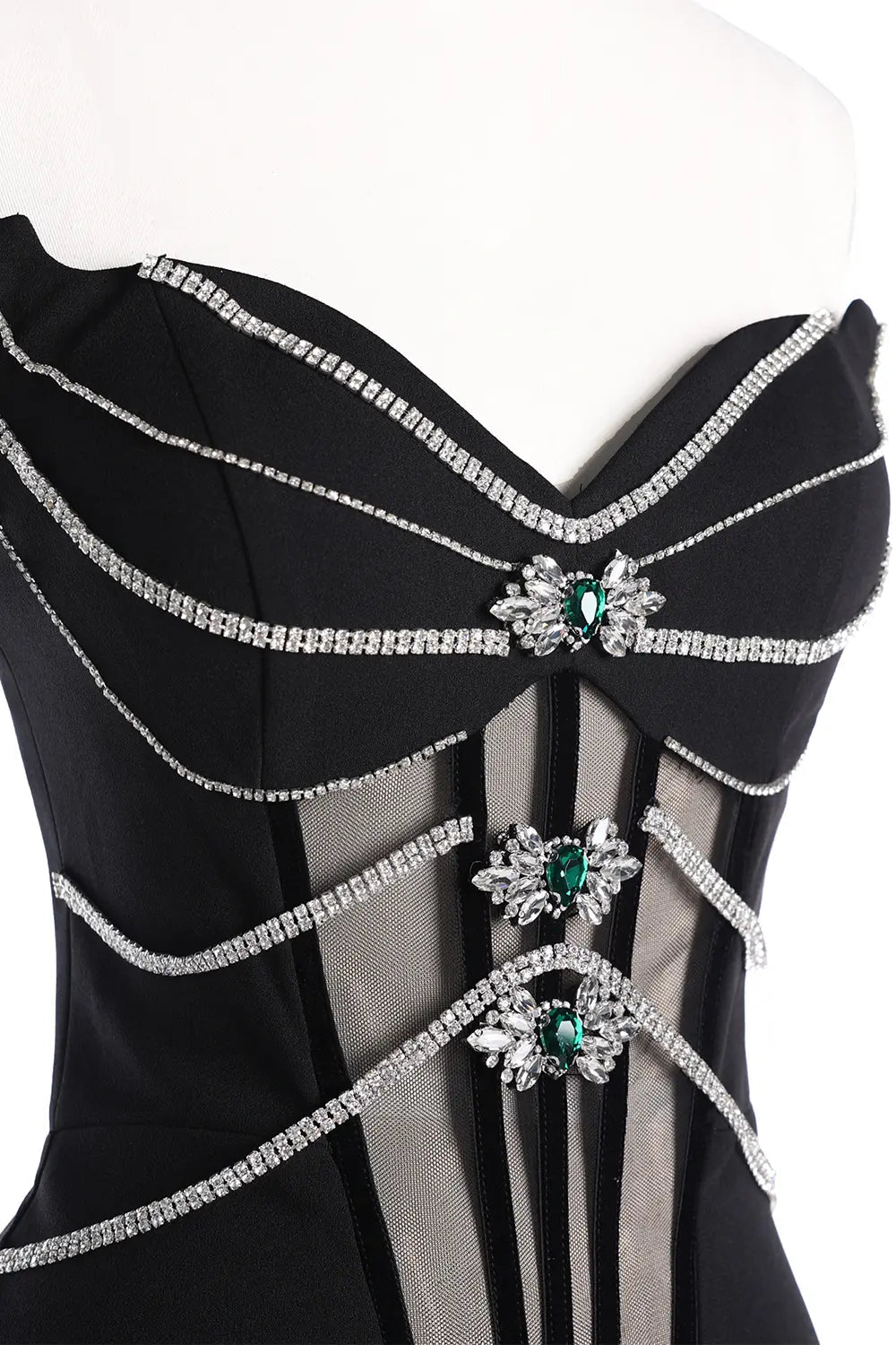 Vestido de noche negro con corsé y cadenas de strass
