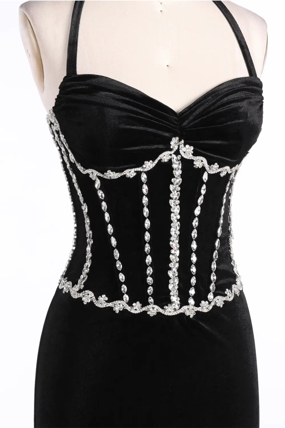 Vestido de noche negro de terciopelo halter con corsé y abertura