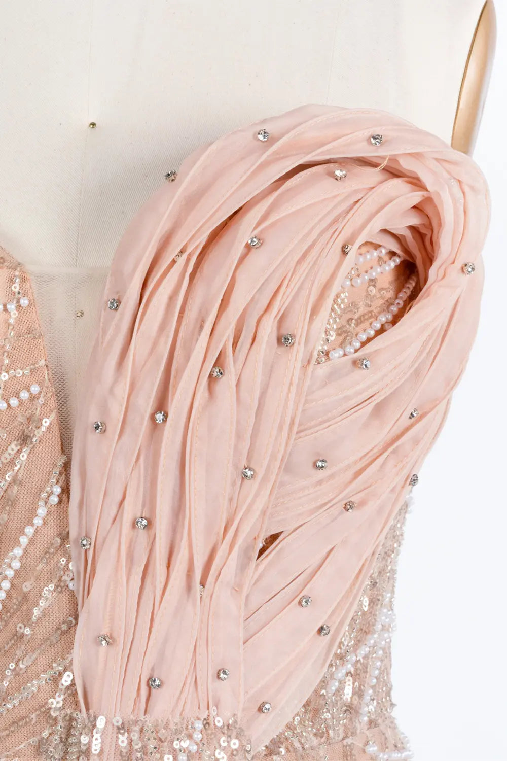 Vestido de noche champán palabra de honor con lentejuelas y abertura