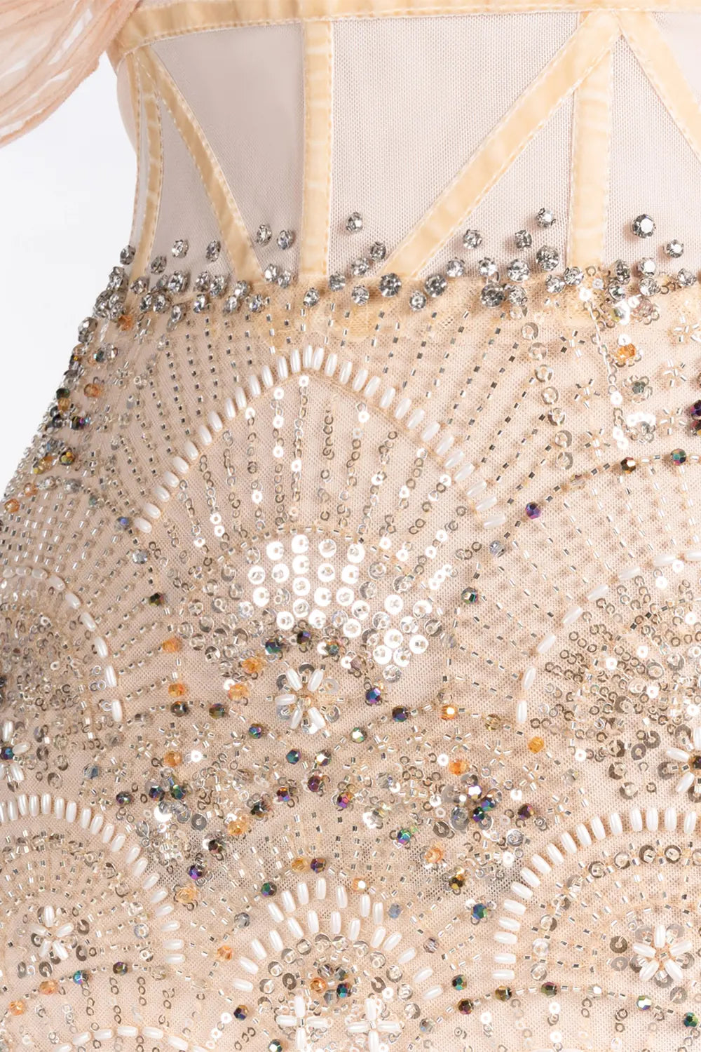 Vestido de noche champán con hombros descubiertos y corsé