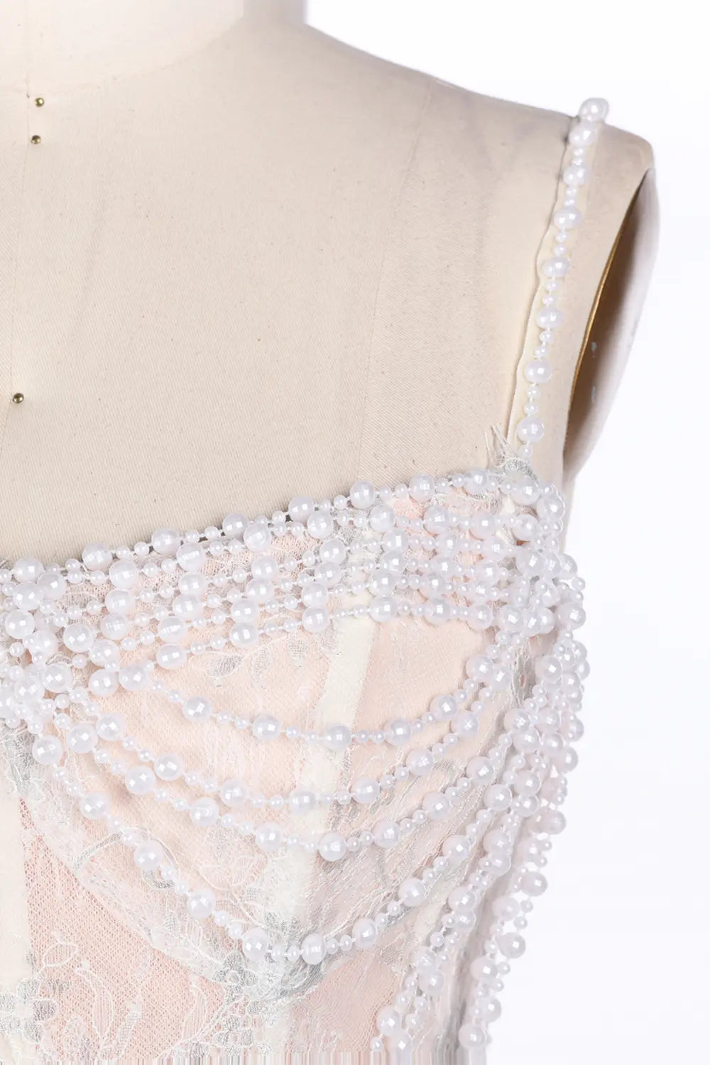 Vestido de noche champán con corsé, perlas y abertura
