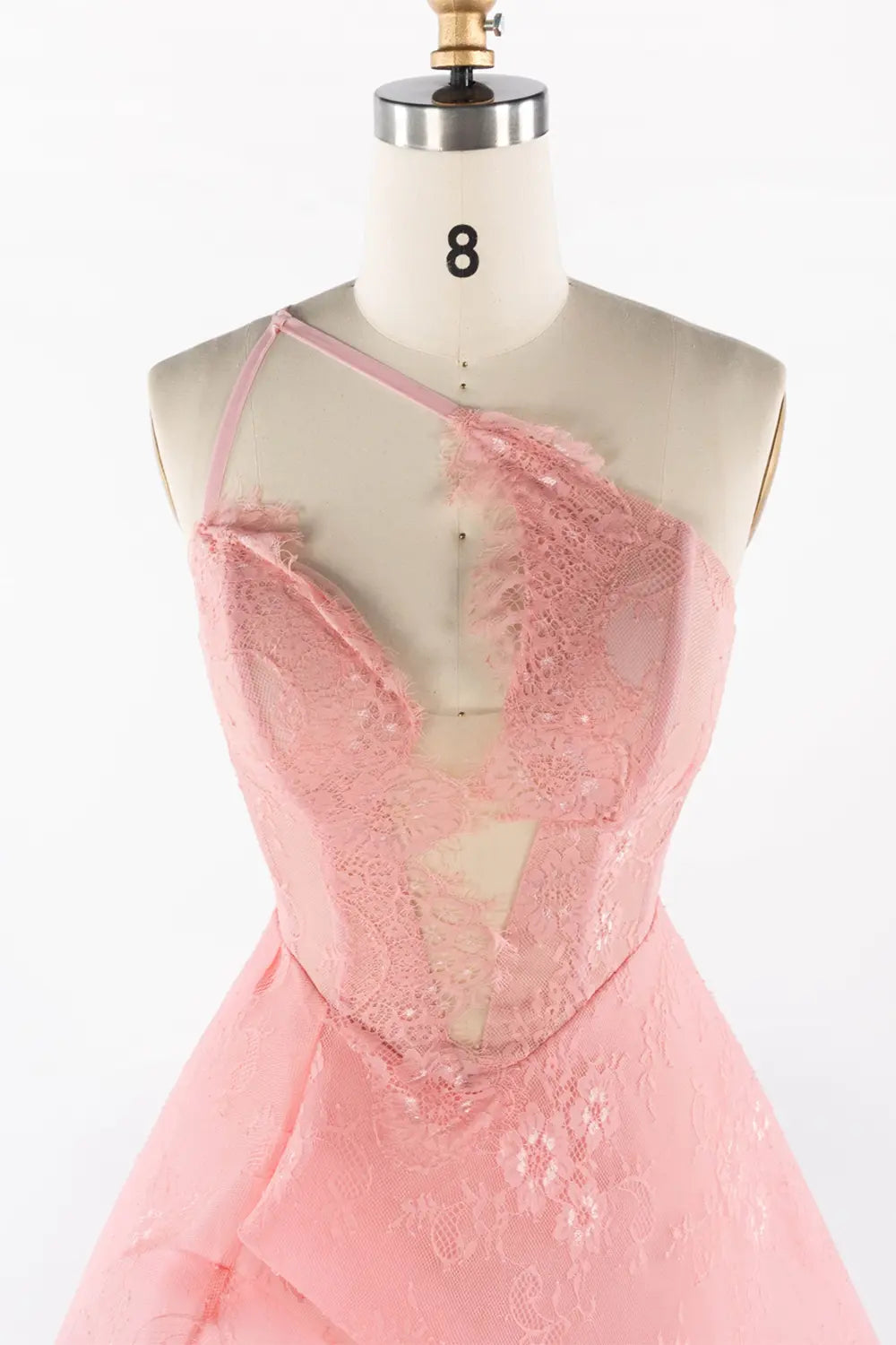 Vestido de noche rosa de encaje transparente con abertura asimétrica