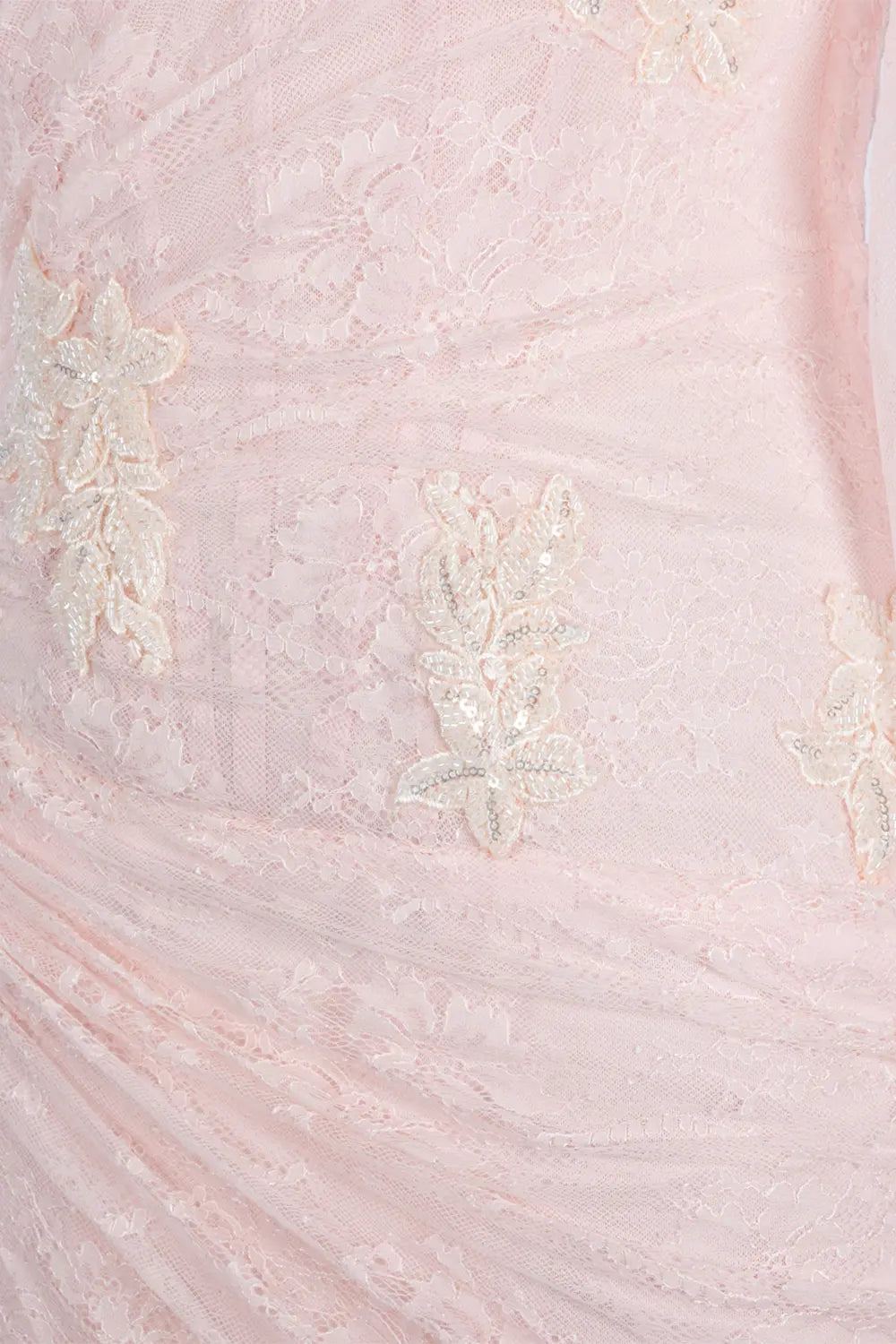 Vestido largo rosa con hombros descubiertos y encaje fruncido