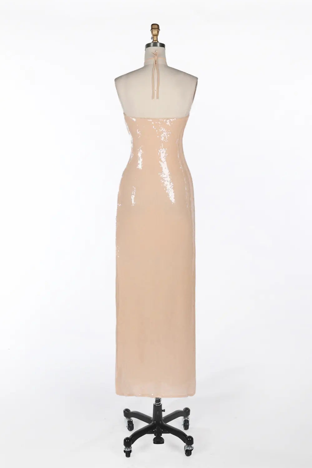 Vestido de noche nude con lentejuelas, cuello halter y espalda descubierta