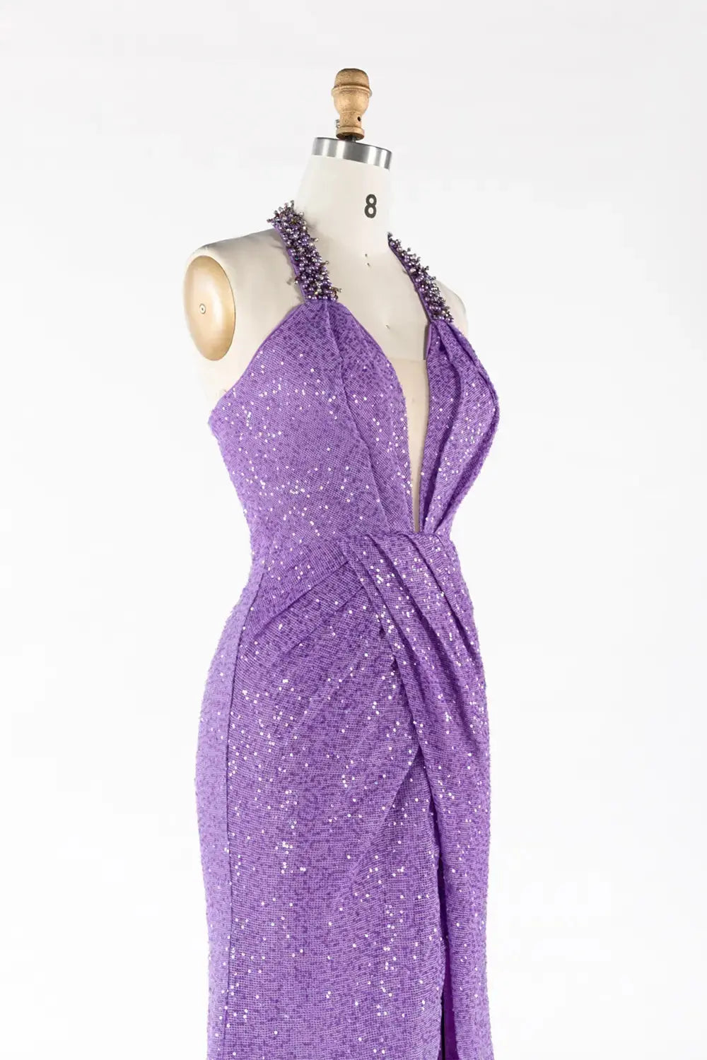 Vestido largo morado halter con abalorios, lentejuelas y abertura alta