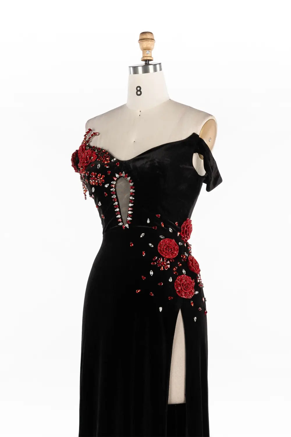 Vestido largo negro de terciopelo con hombros descubiertos, abalorios y abertura