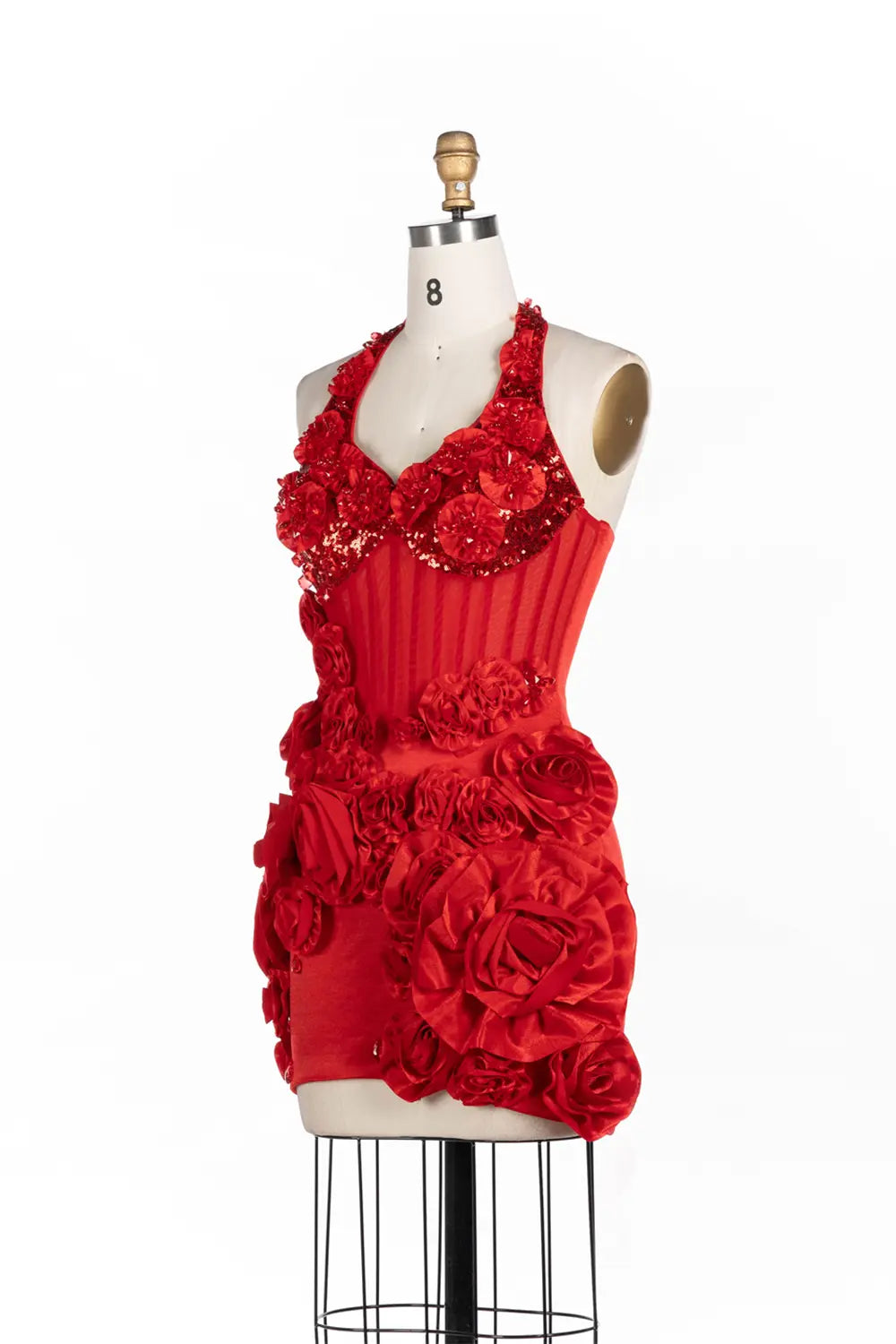 Vestido corto rojo halter ajustado con corsé y rosetas florales 3D