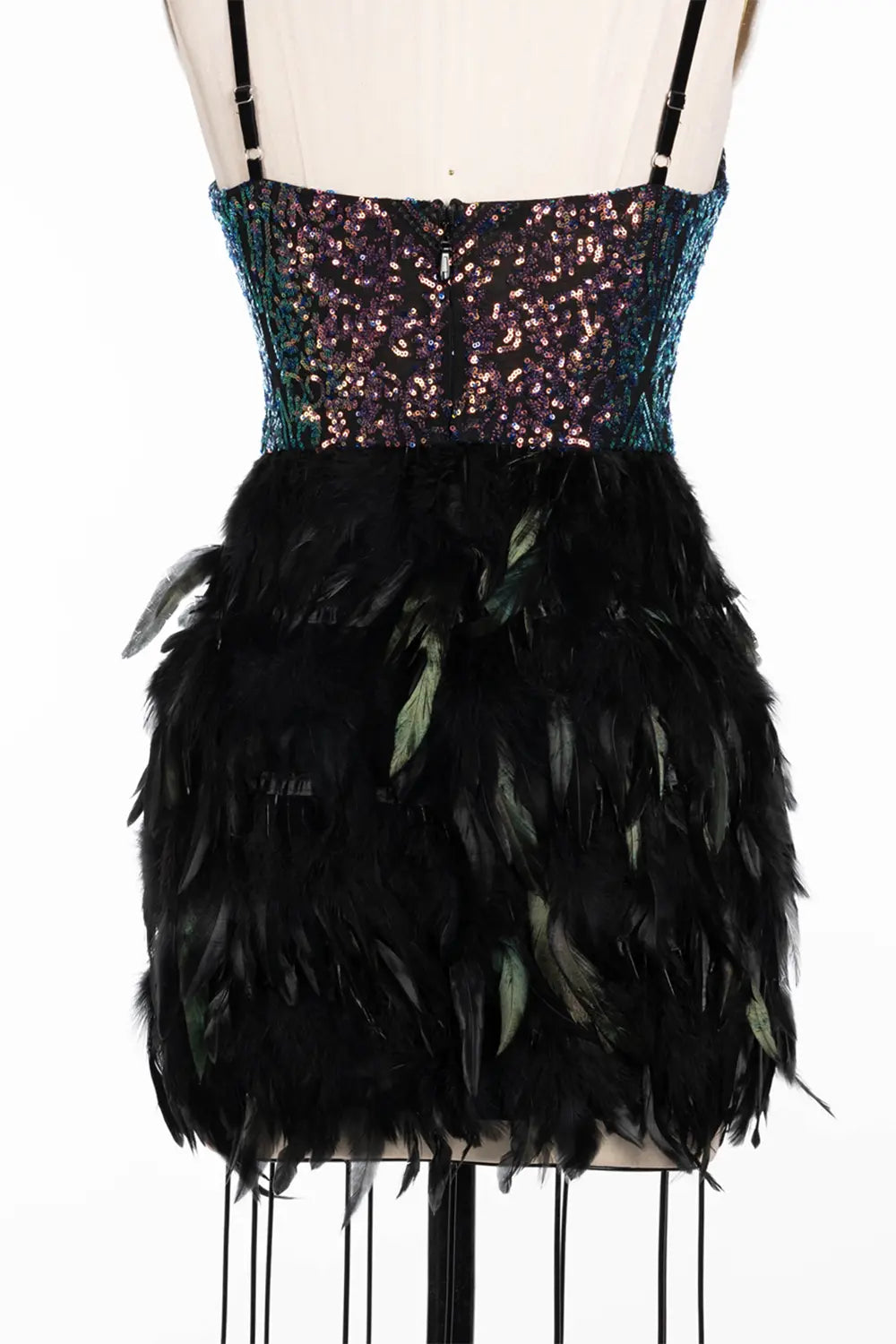 Vestido corto negro de tirantes con corpiño de lentejuelas iridiscentes y plumas