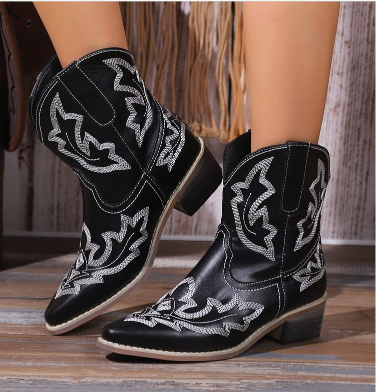 Botas camperas cortas bordadas con tacón ancho