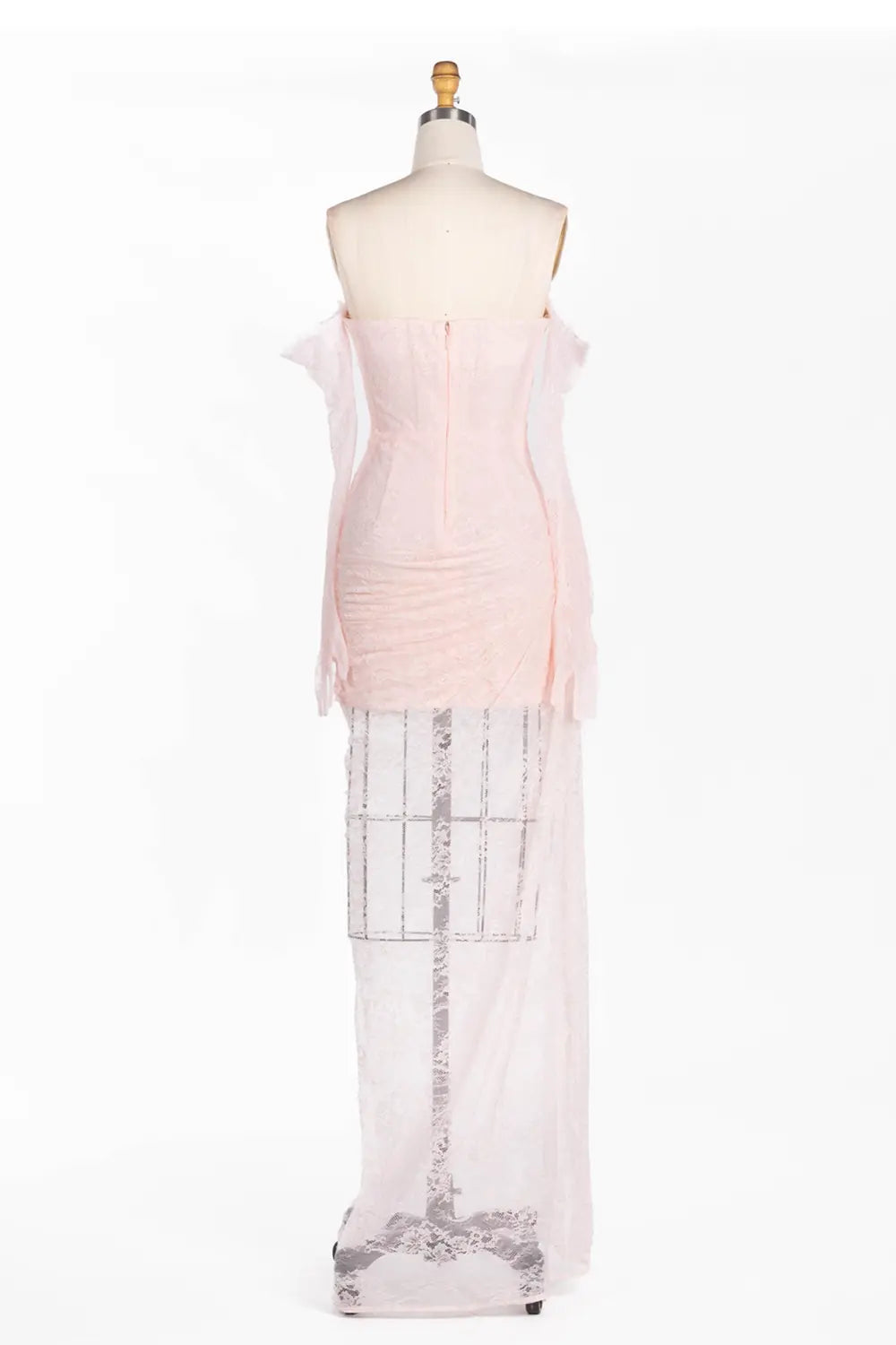 Vestido largo rosa con hombros descubiertos y encaje fruncido