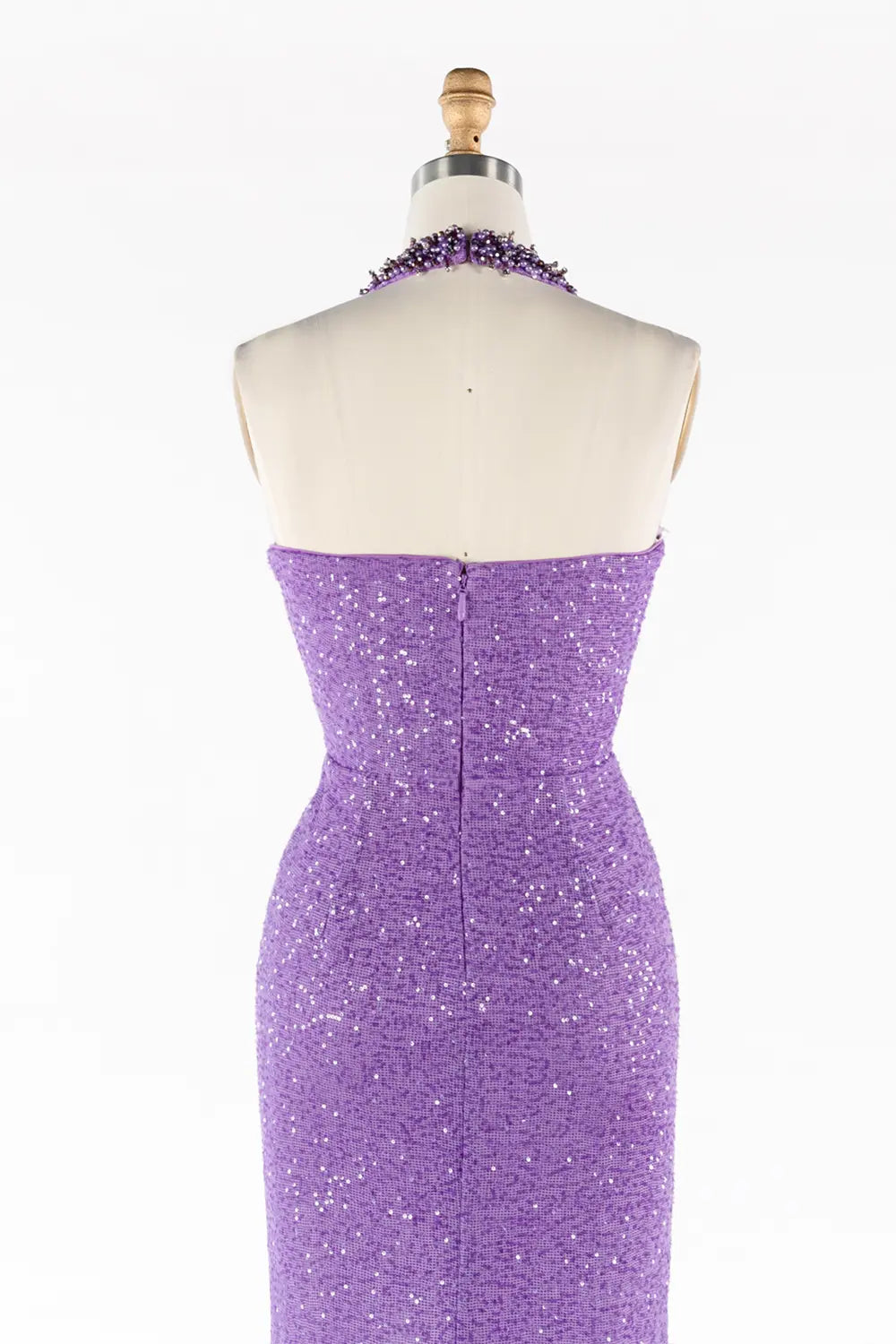 Vestido largo morado halter con abalorios, lentejuelas y abertura alta