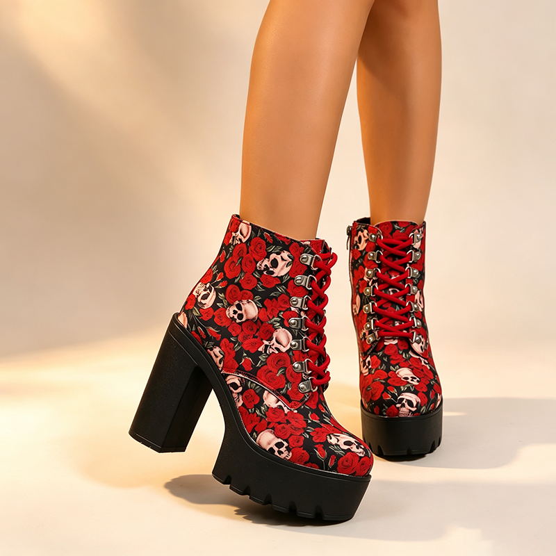 Botines con plataforma y estampado de calavera y rosas