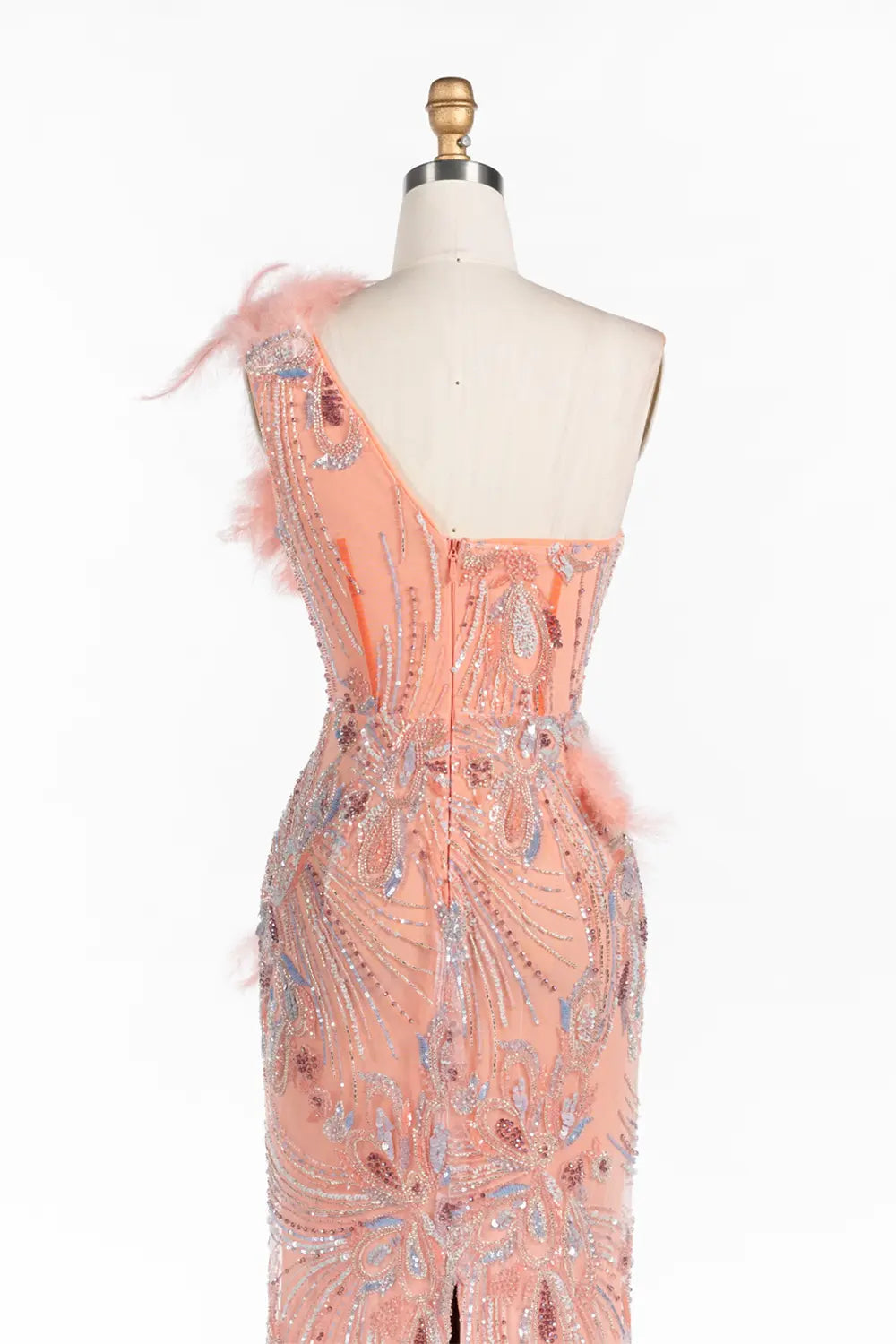 Vestido de noche color melocotón de un hombro con plumas y lentejuelas