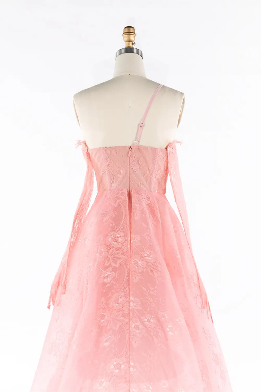 Vestido de noche rosa de encaje transparente con abertura asimétrica