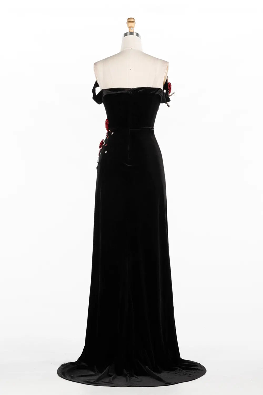 Vestido largo negro de terciopelo con hombros descubiertos, abalorios y abertura