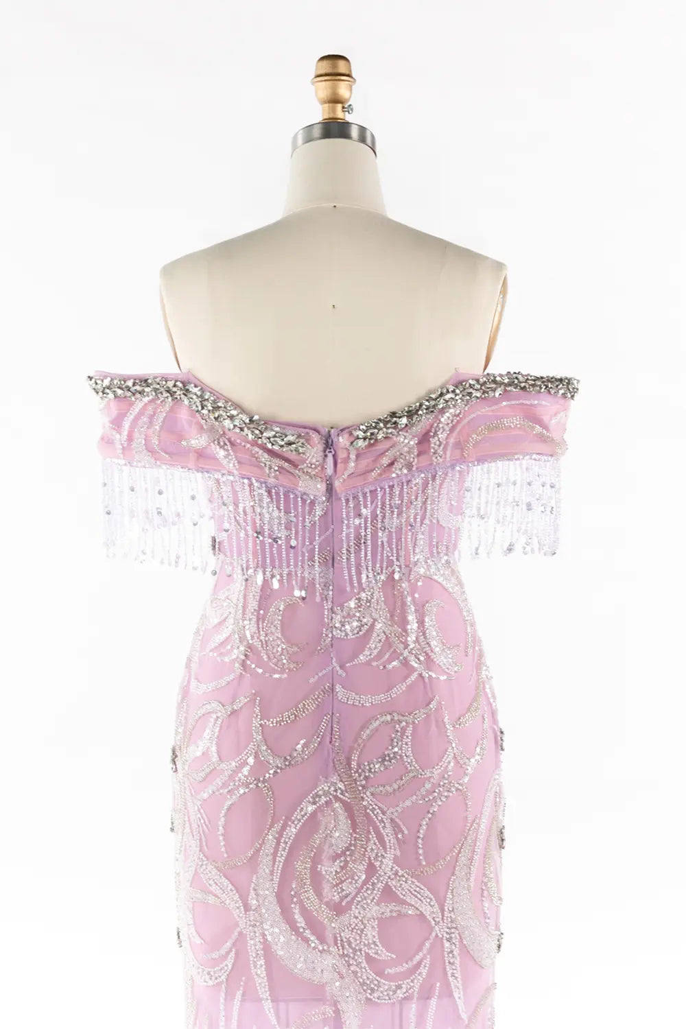 Vestido de noche lila con hombros descubiertos y flecos con abalorios