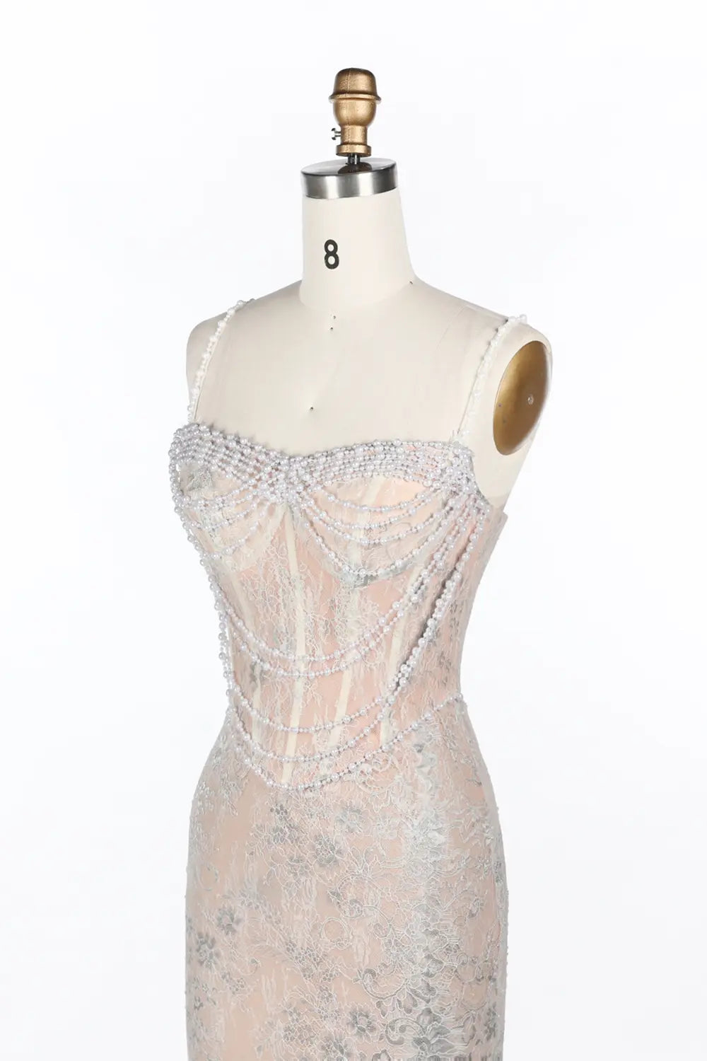 Vestido de noche champán con corsé, perlas y abertura