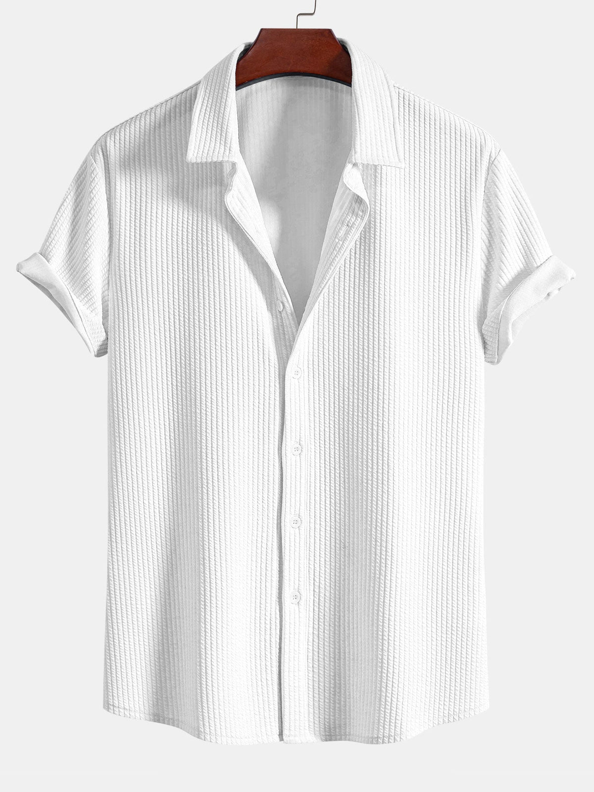 Camisa ajustada musculosa con botones y pantalones cortos