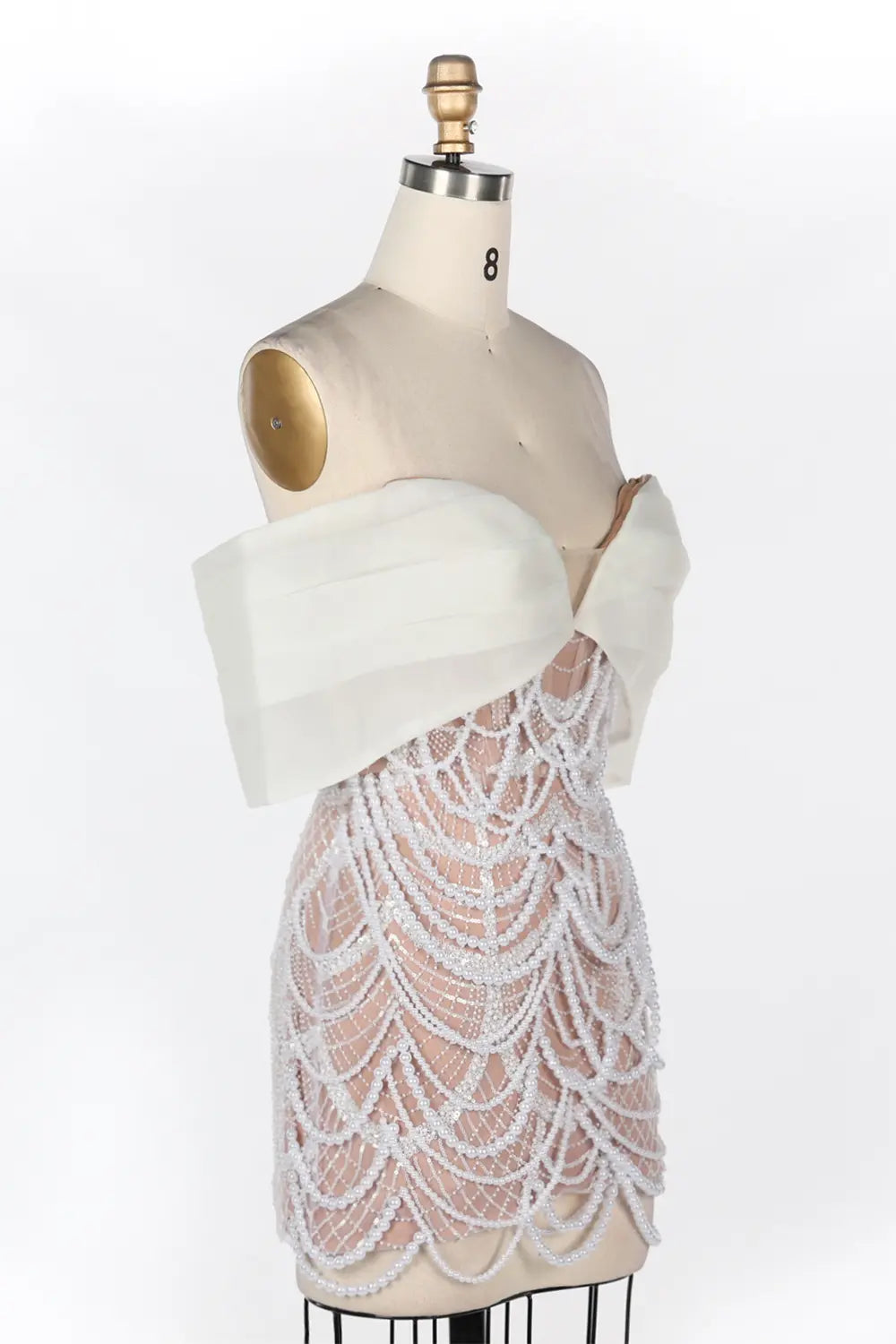 Vestido corto blanco nude con hombros descubiertos y perlas