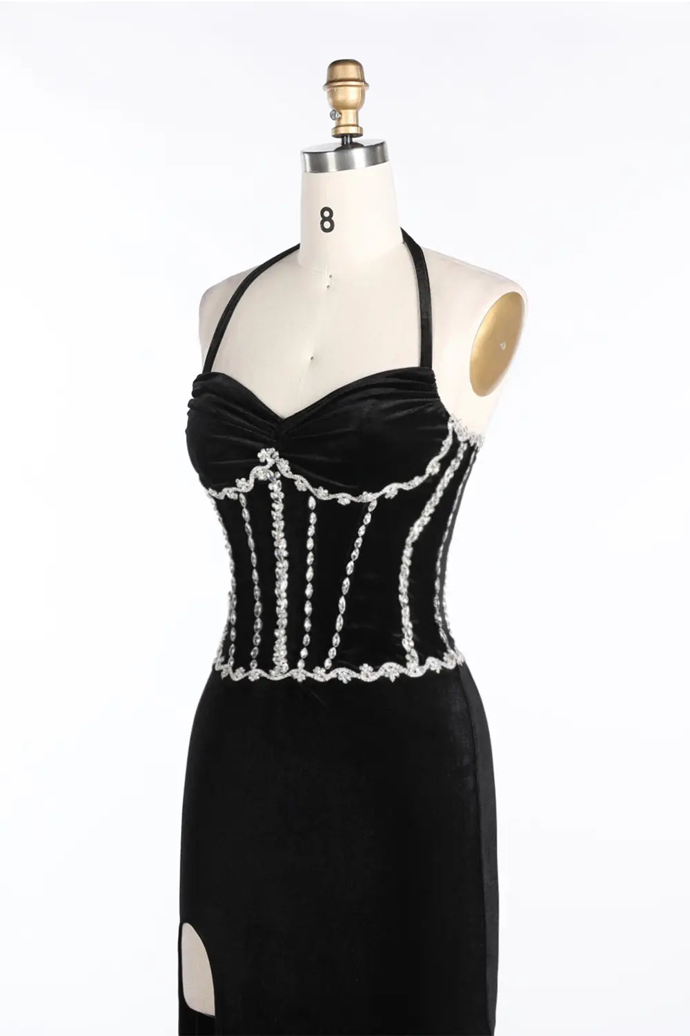 Vestido de noche negro de terciopelo halter con corsé y abertura