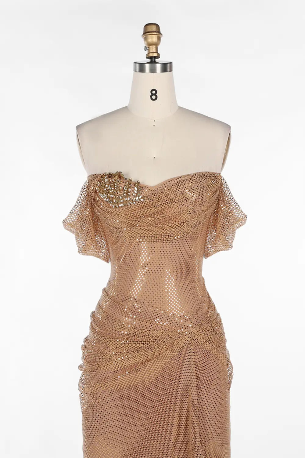 Vestido largo champán con hombros descubiertos y malla