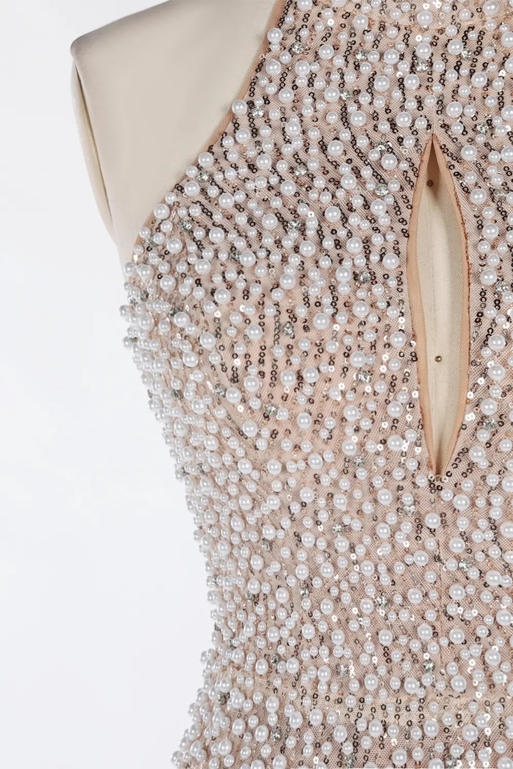 Vestido de noche champán de cuello alto con perlas y lentejuelas