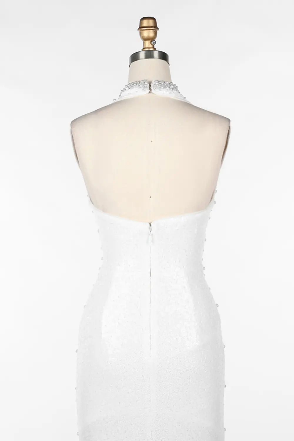 Vestido de noche blanco halter con perlas y espalda descubierta