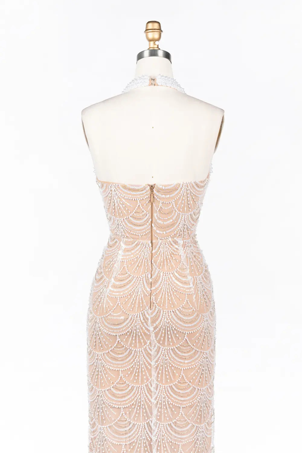 Vestido de noche blanco nude halter con abalorios