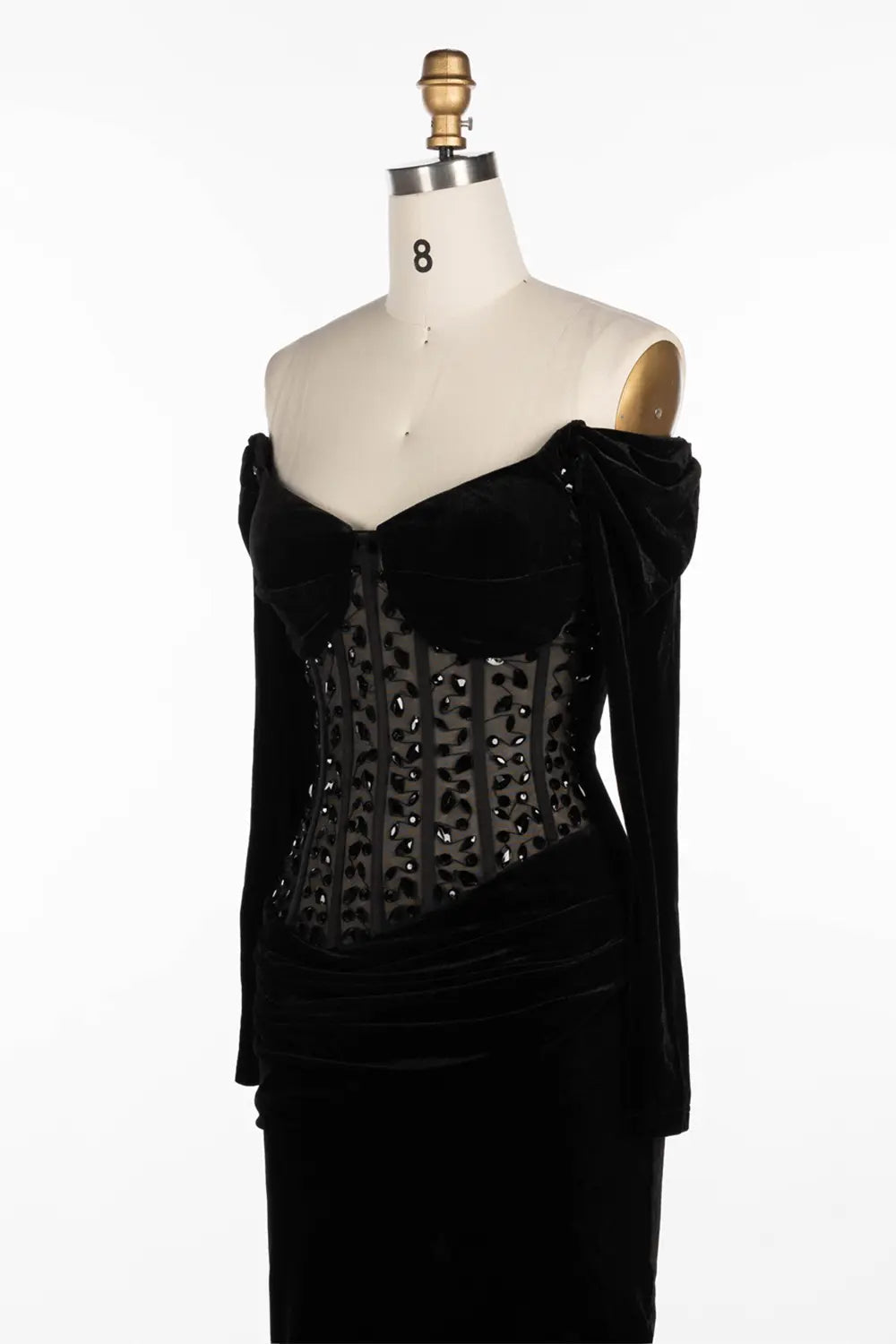 Vestido largo negro de terciopelo con hombros descubiertos, corsé transparente y manga larga