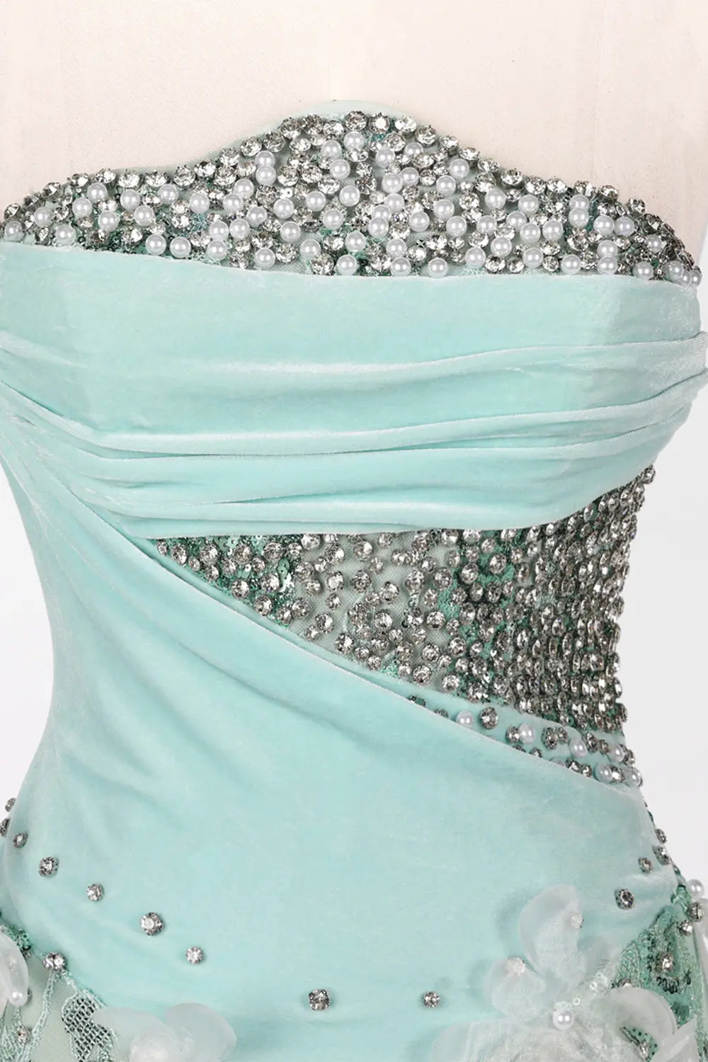 Vestido de noche verde palabra de honor con lentejuelas y flores