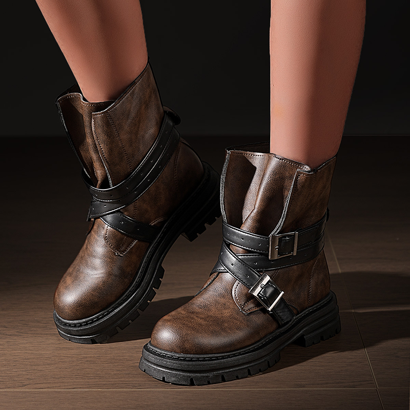 Botas retro con plataforma y tira con hebilla