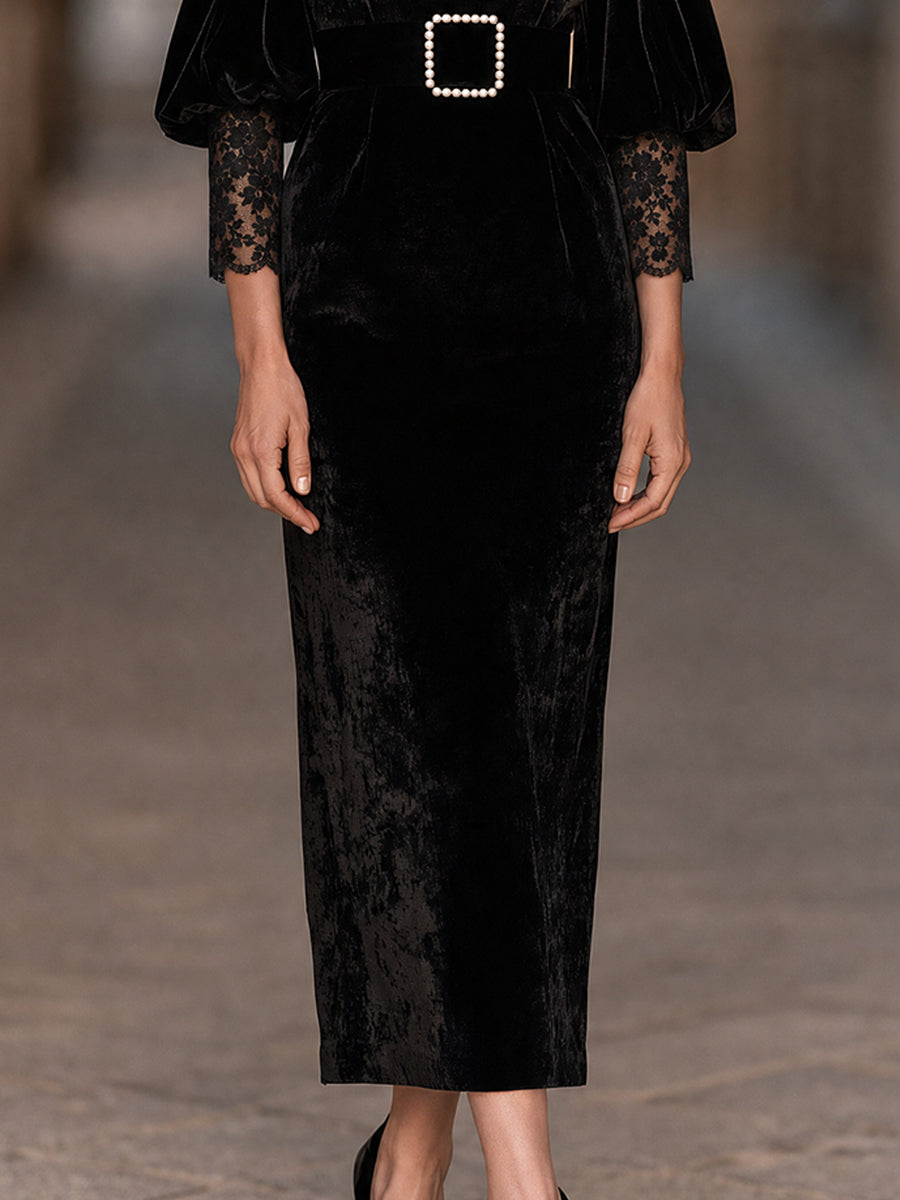 Vestido midi negro de terciopelo y encaje con mangas abullonadas y cinturón con hebilla de perlas