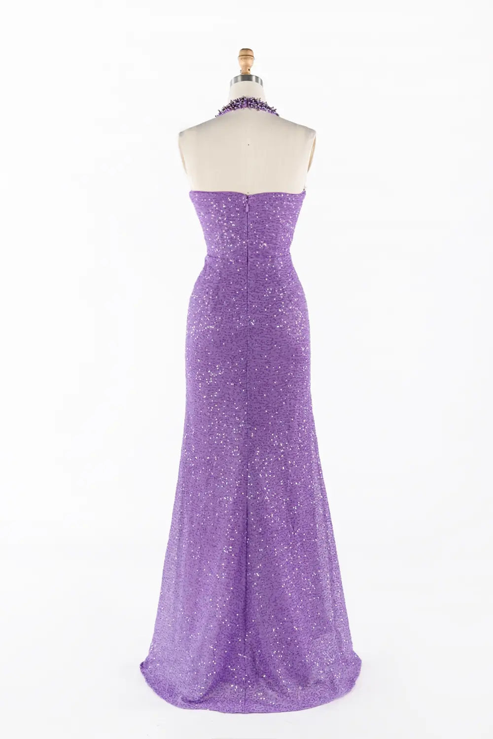Vestido largo morado halter con abalorios, lentejuelas y abertura alta