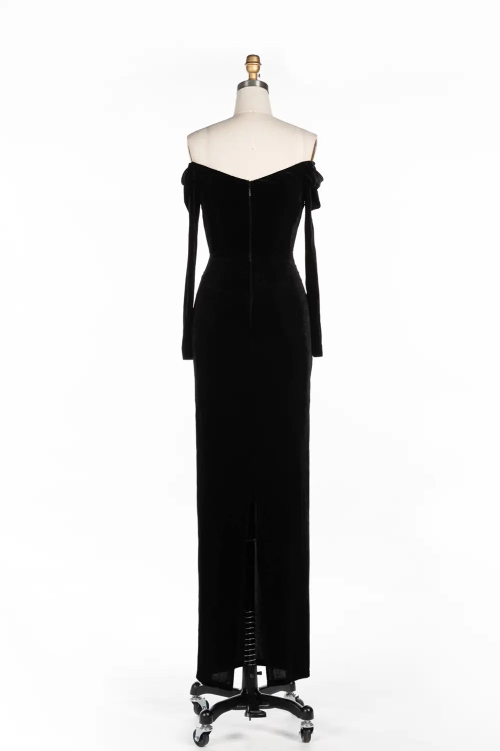 Vestido largo negro de terciopelo con hombros descubiertos, corsé transparente y manga larga