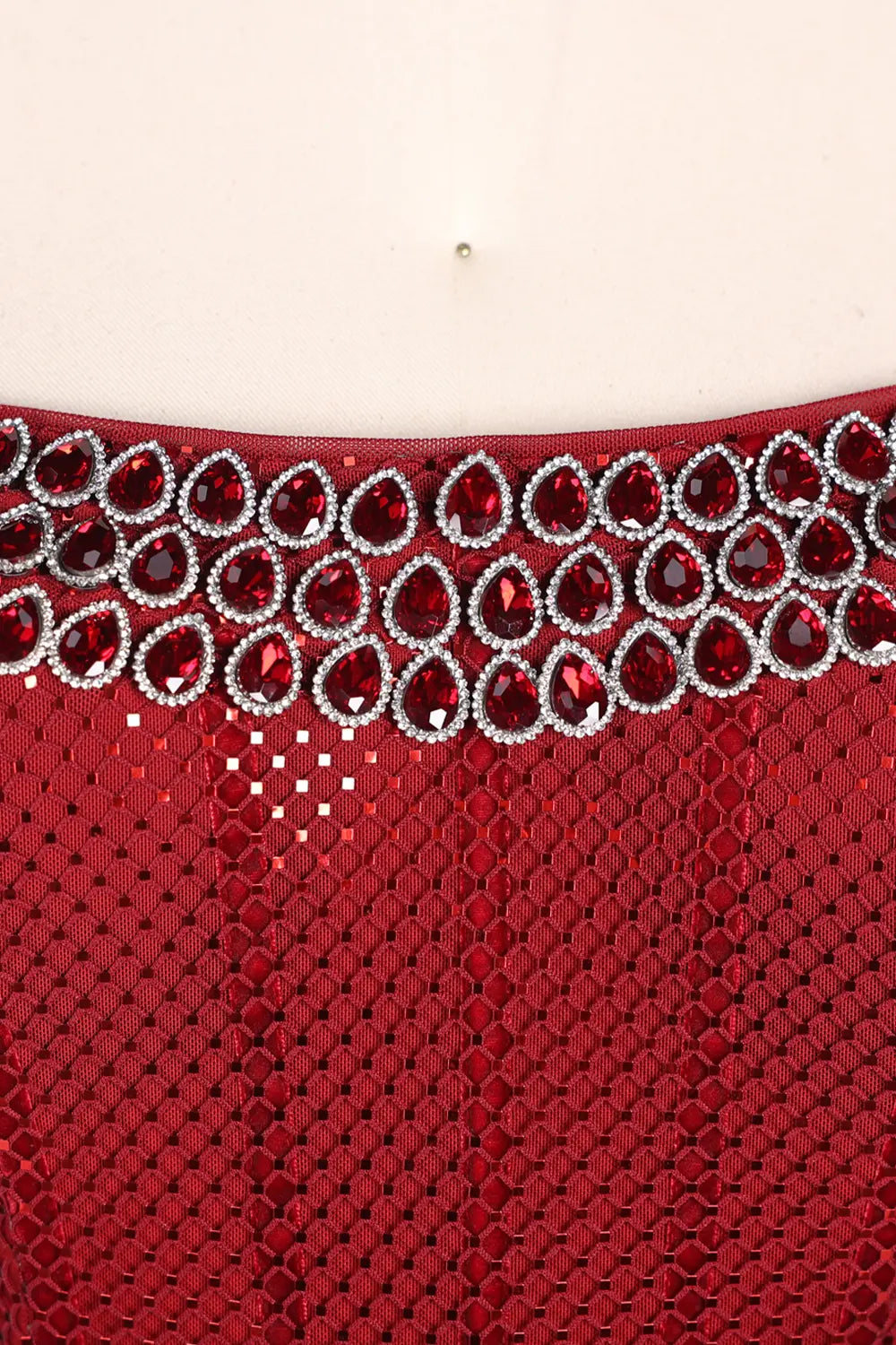 Vestido de noche rojo palabra de honor con lentejuelas