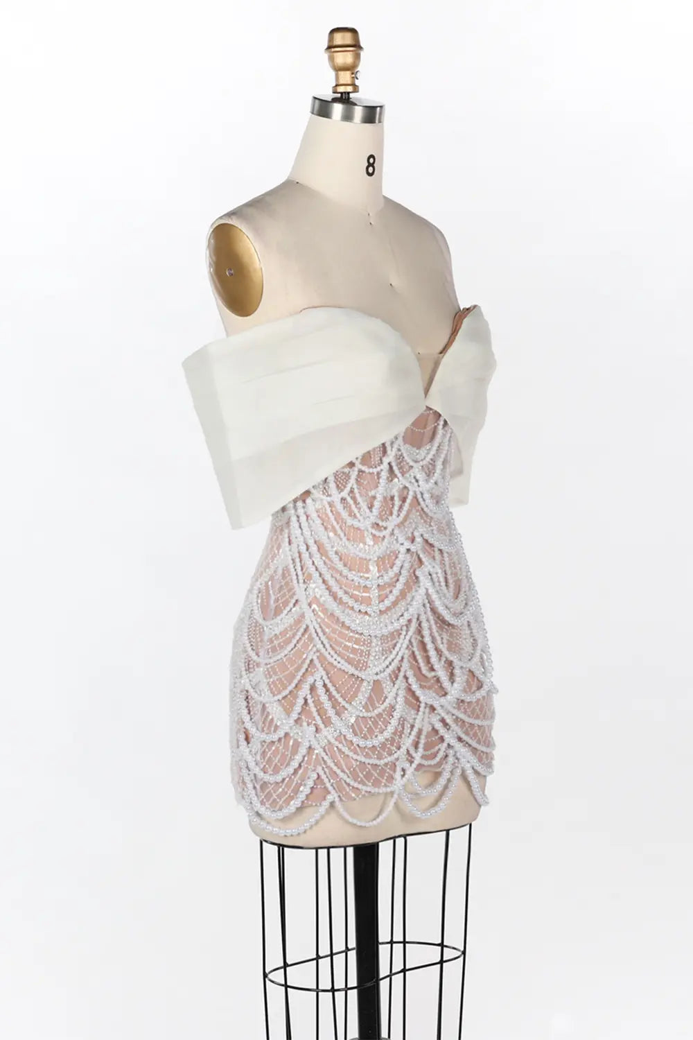 Vestido corto blanco nude con hombros descubiertos y perlas