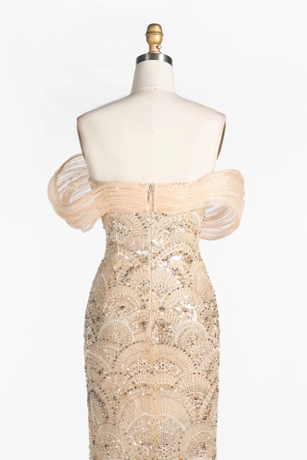 Vestido de noche champán con hombros descubiertos y corsé