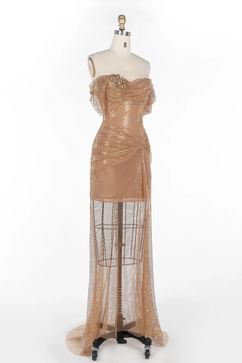 Vestido largo champán con hombros descubiertos y malla