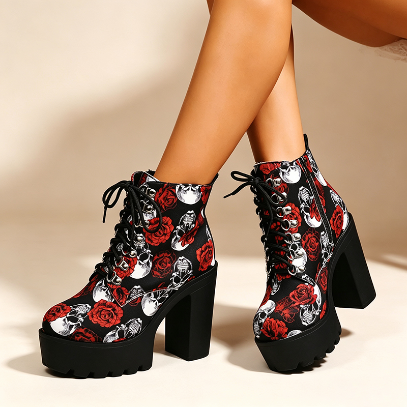Botines con plataforma y estampado de calavera y rosas
