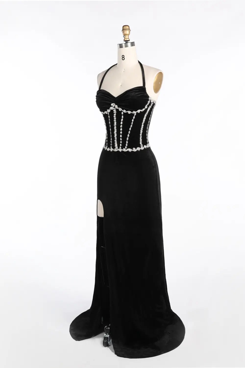 Vestido de noche negro de terciopelo halter con corsé y abertura