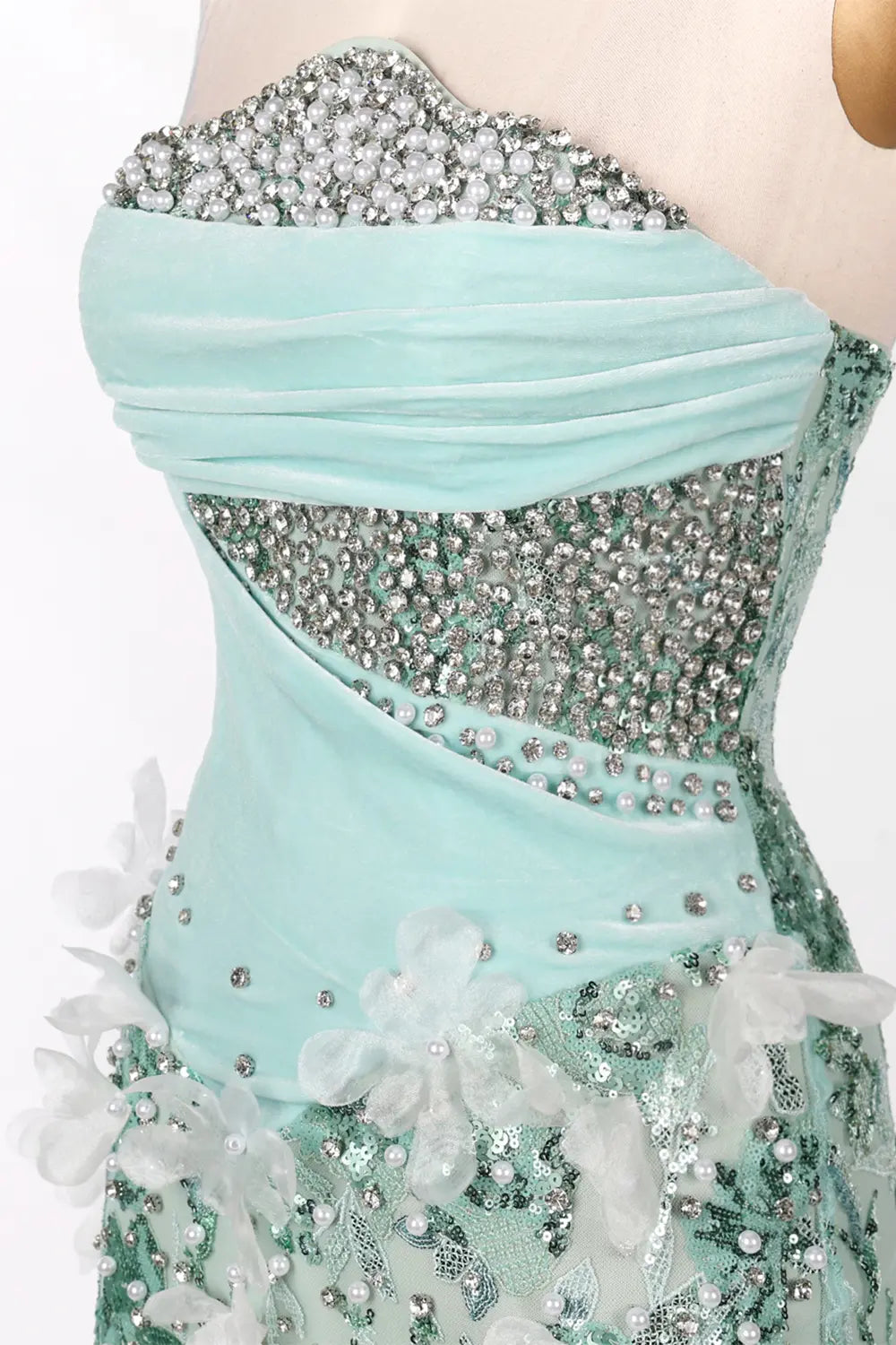 Vestido de noche verde palabra de honor con lentejuelas y flores