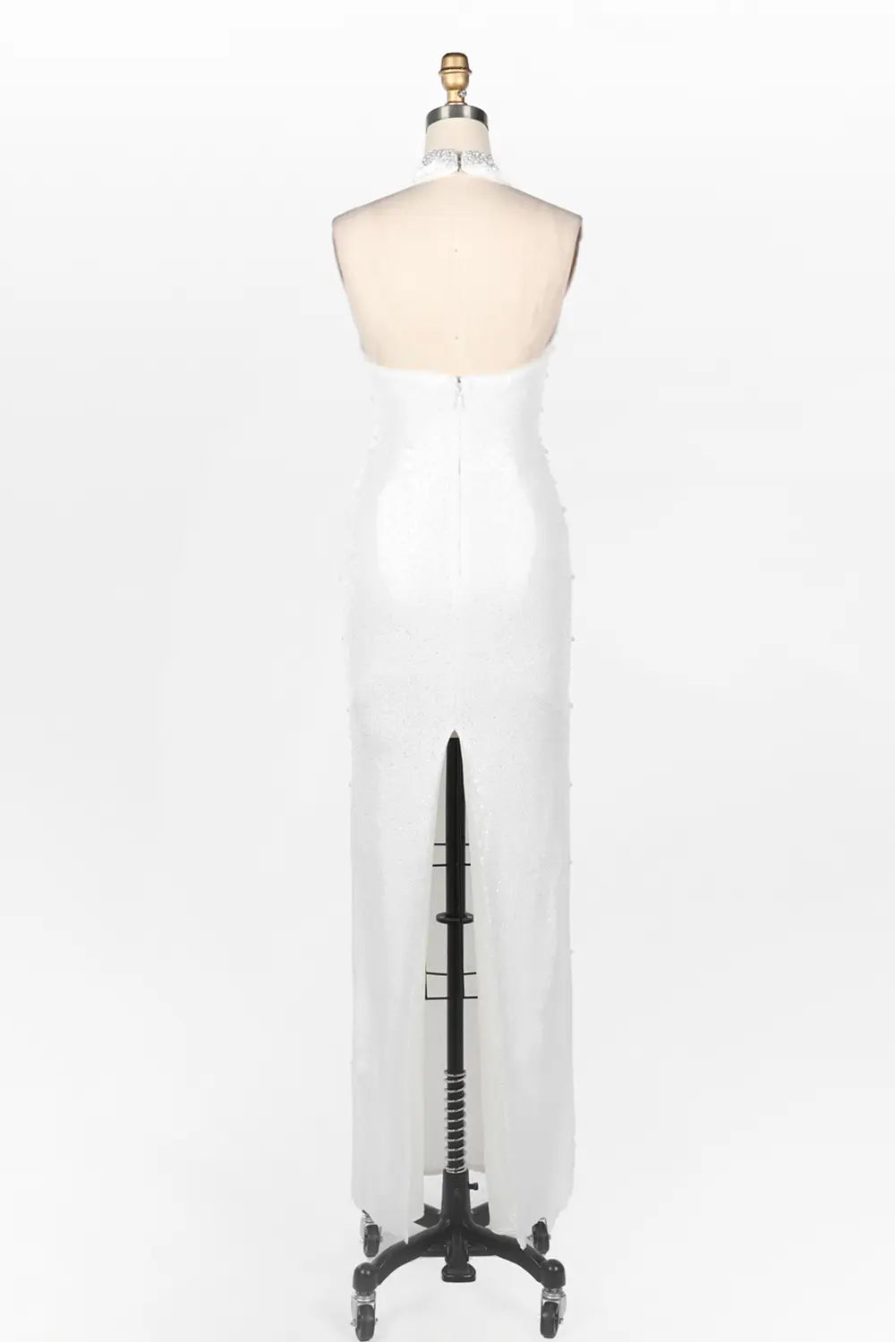 Vestido de noche blanco halter con perlas y espalda descubierta