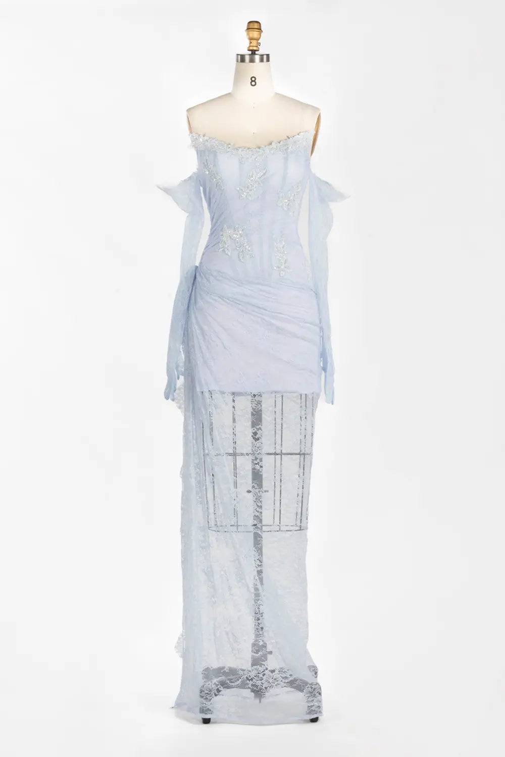 Vestido largo rosa con hombros descubiertos y encaje fruncido